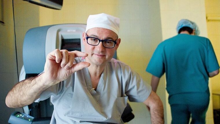 doctor shows a small penis how to enlarge it with a pump